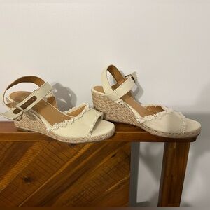 Tommy Bahama fringe sandals